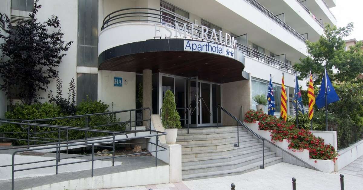 Een foto van de buitenkant van Aparthotel Esmeraldas