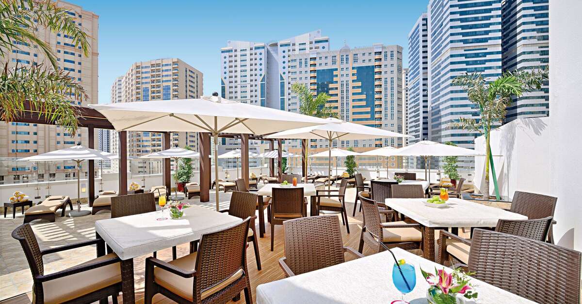 Een foto van het terras bij Golden Sands Hotel Sharjah