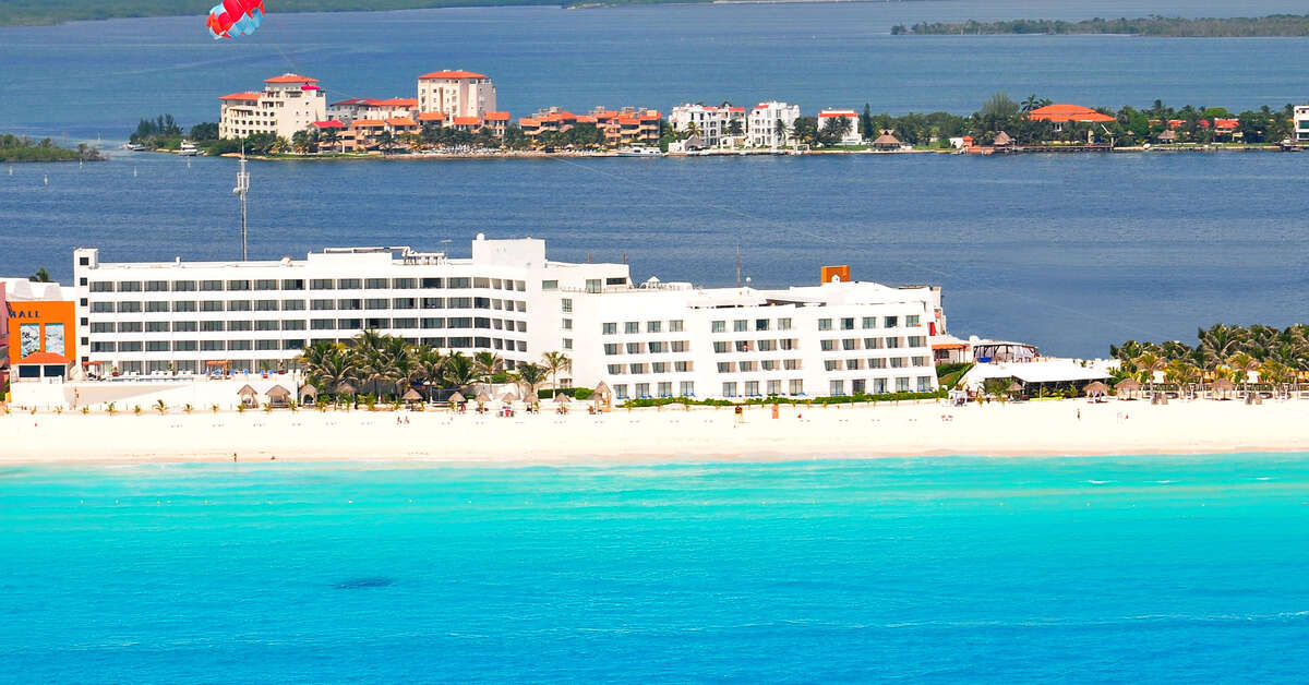 Een foto van de buitenkant van Flamingo Cancun Resort