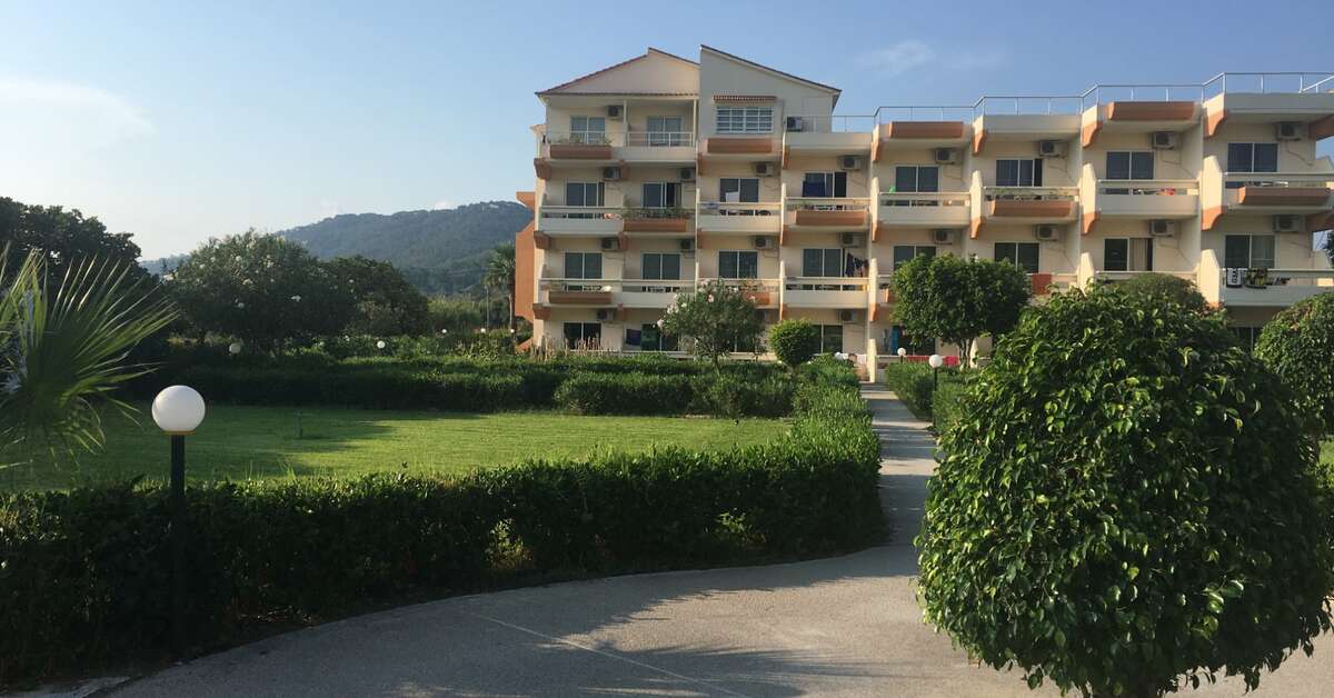Een foto van de buitenkant van Bayside Hotel Katsaras