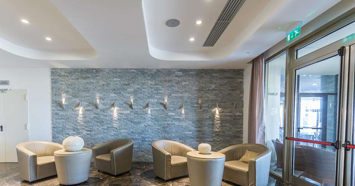 Een foto van het interieur van Main Palace Hotel
