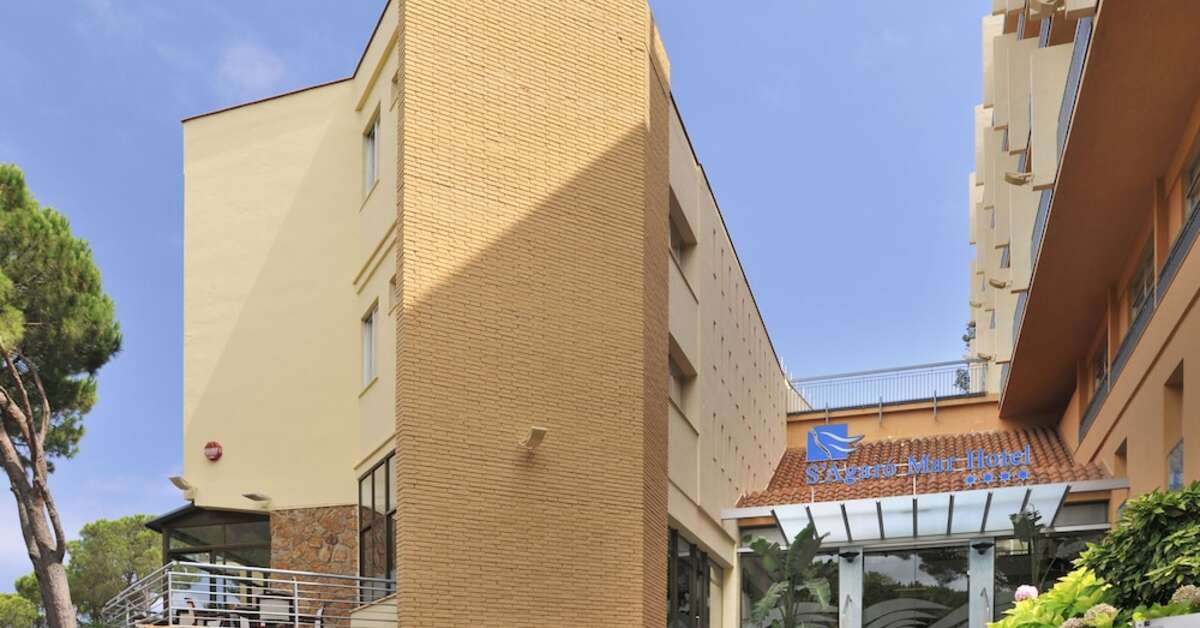 Een foto van de buitenkant van Hotel GHT S'Agaro Mar