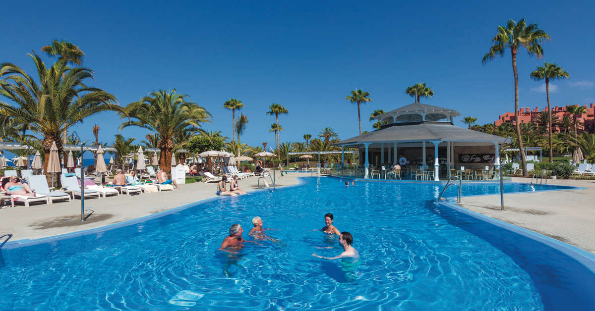 Een foto van het zwembad bij Riu Palace Tenerife
