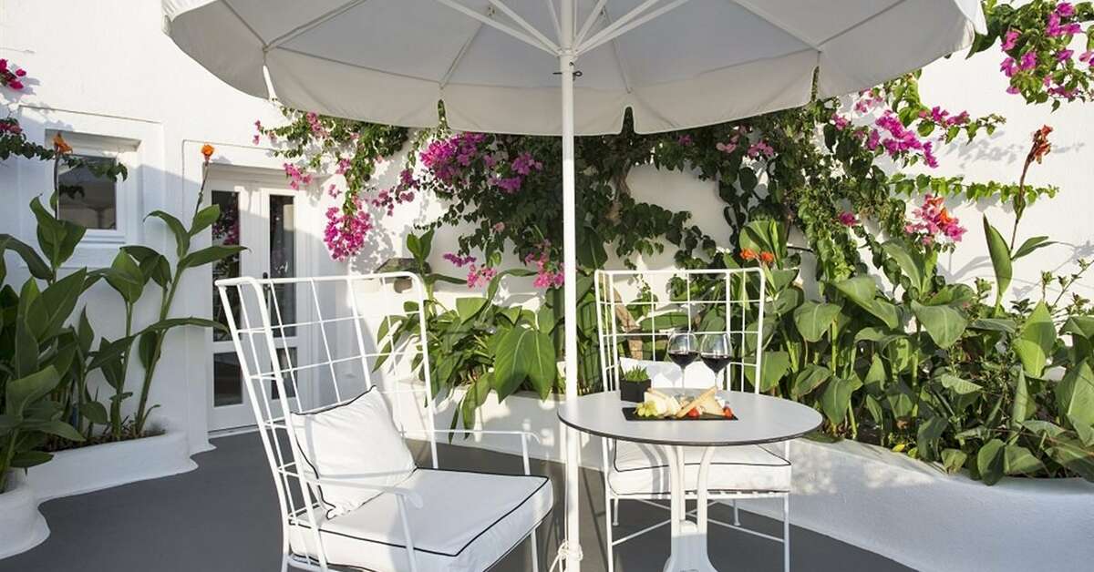 Een foto van het terras bij Hotel Katikies Kirini