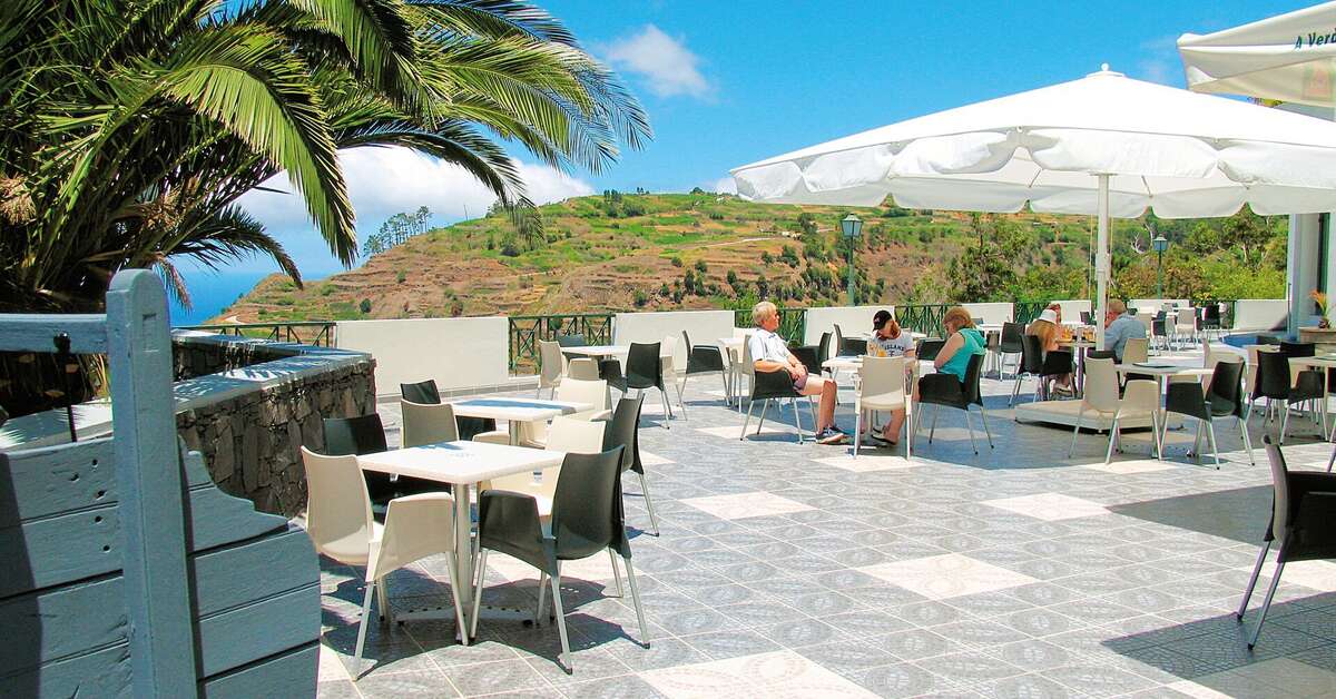 Een foto van het terras bij Hotel Jardim Atlantico