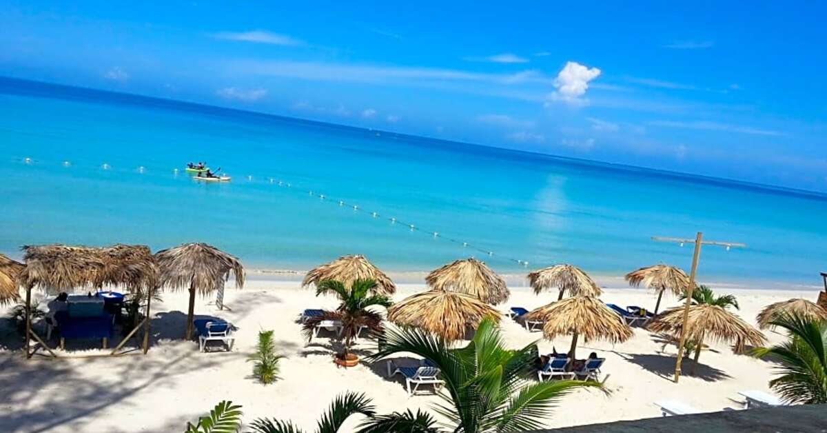 Een foto van het strand bij Fun Holiday Beach Hotel