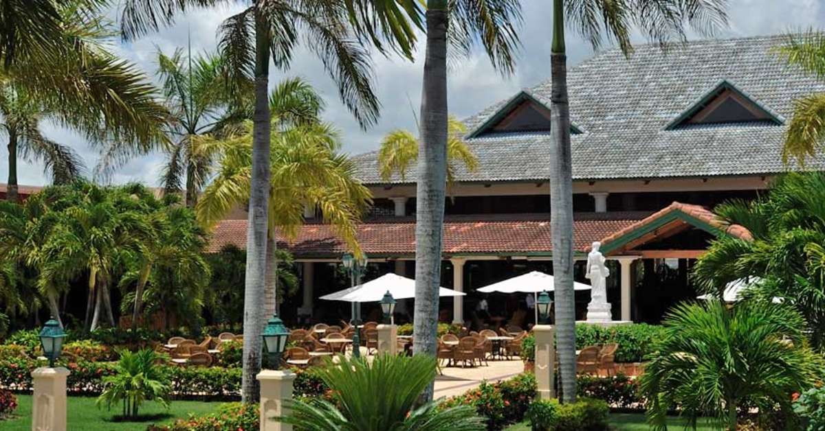 Een foto van het terras bij Grand Bahia Principe Bavaro