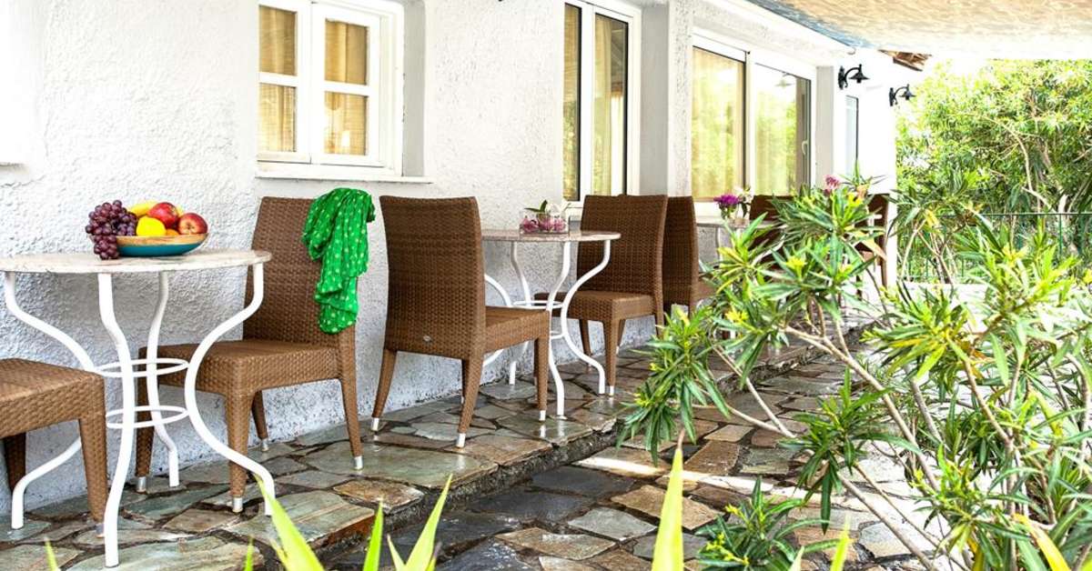 Een foto van het terras bij Nimfi Hotel