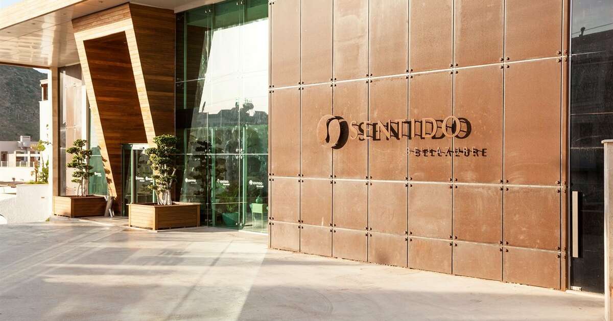 Een foto van de buitenkant van Bellazure Hotel