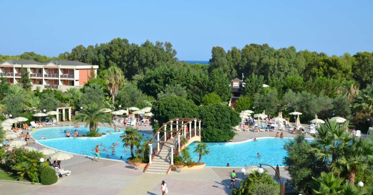 Een foto van het zwembad bij Akiris Resort