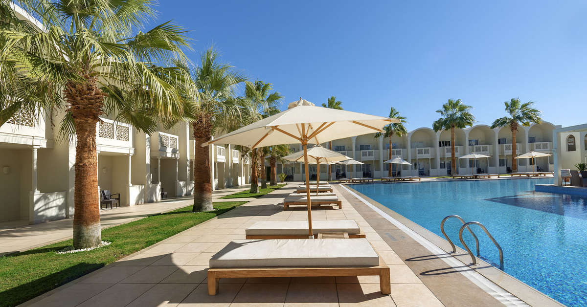 Een foto van het zwembad bij Reef Oasis Beach Resort