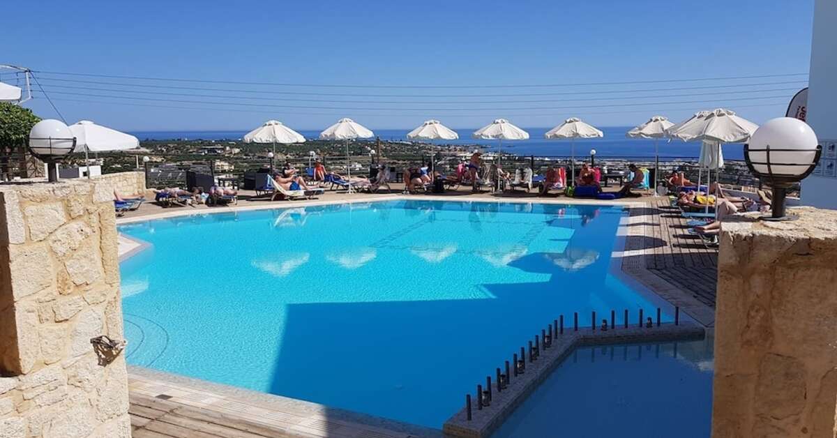 Een foto van het zwembad bij Amazones Village Suites