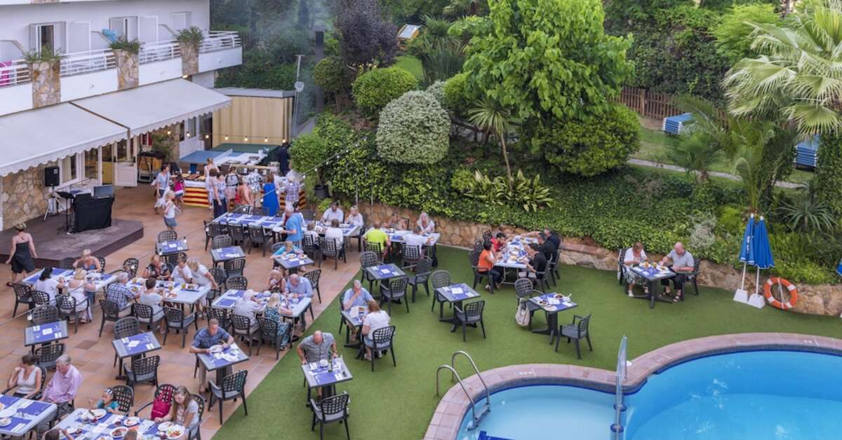 Een foto van het zwembad bij Hotel GHT Neptuno