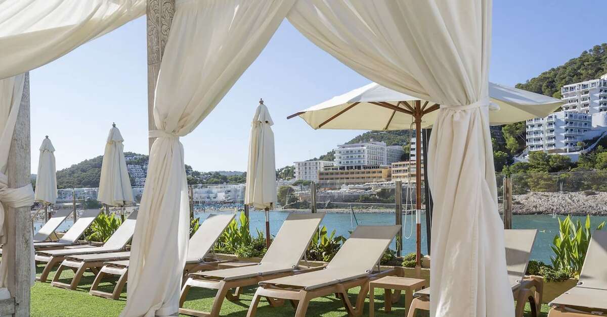 Een foto van het terras bij Palladium Hotel Cala Llonga