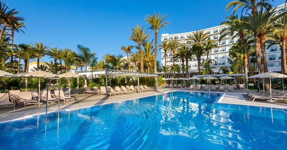 Een foto van het zwembad bij Riu Palace Palmeras