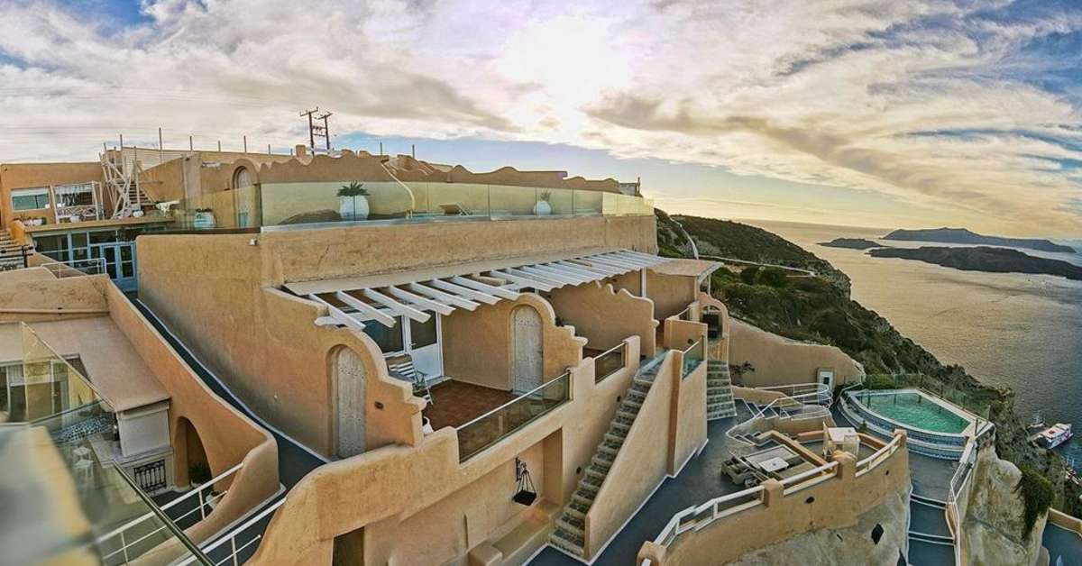 Een foto van de buitenkant van Suites Of The Gods Hotel