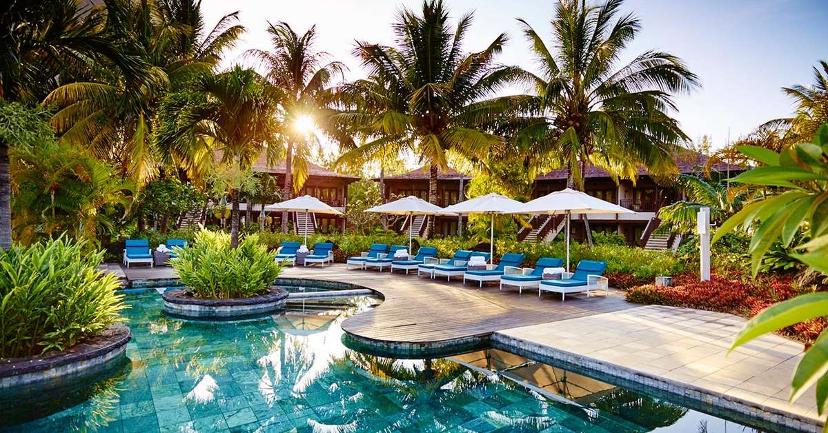 Een foto van het zwembad bij LUX Le Morne