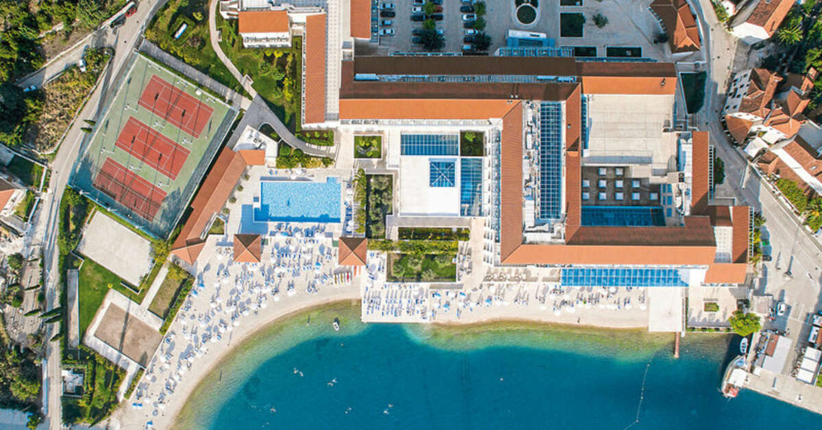 Ein Foto vom Pool im Admiral Grand Hotel