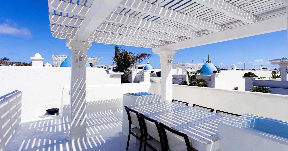 Een foto van het terras bij Villas & Clubs Bahiazul