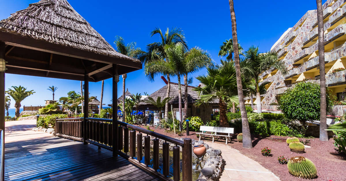 Een foto van het terras bij BlueBay Beach Club
