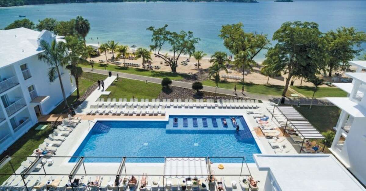 Een foto van het zwembad bij Riu Negril