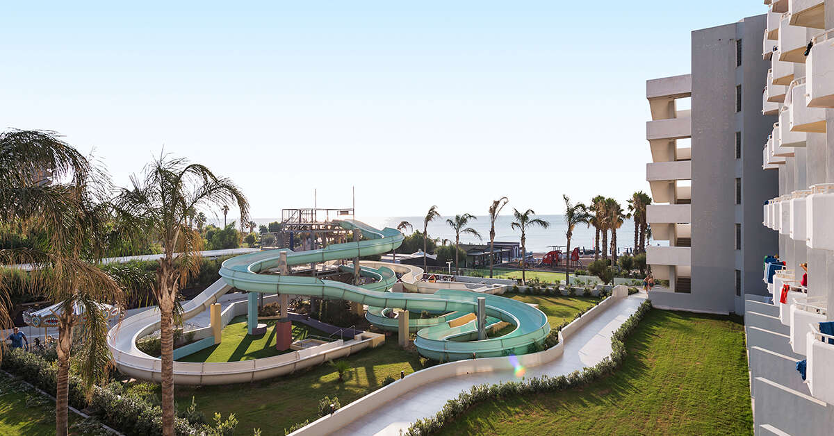 Een foto van het zwembad bij Esperides Beach Family Resort