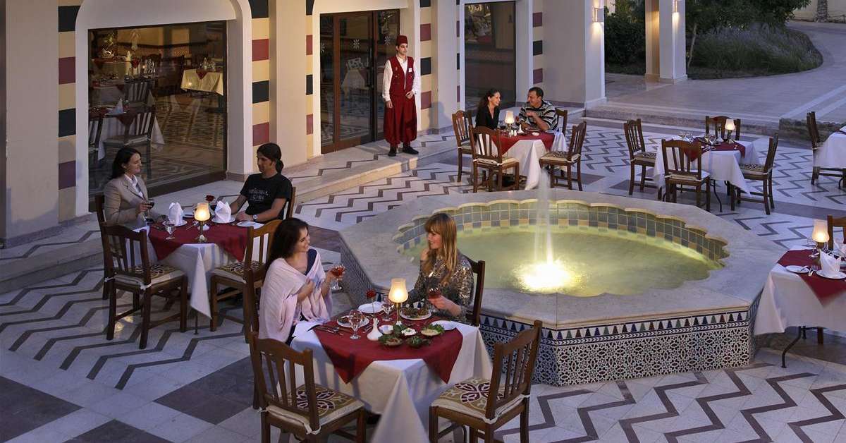 Een foto van het terras bij Jaz Mirabel Beach