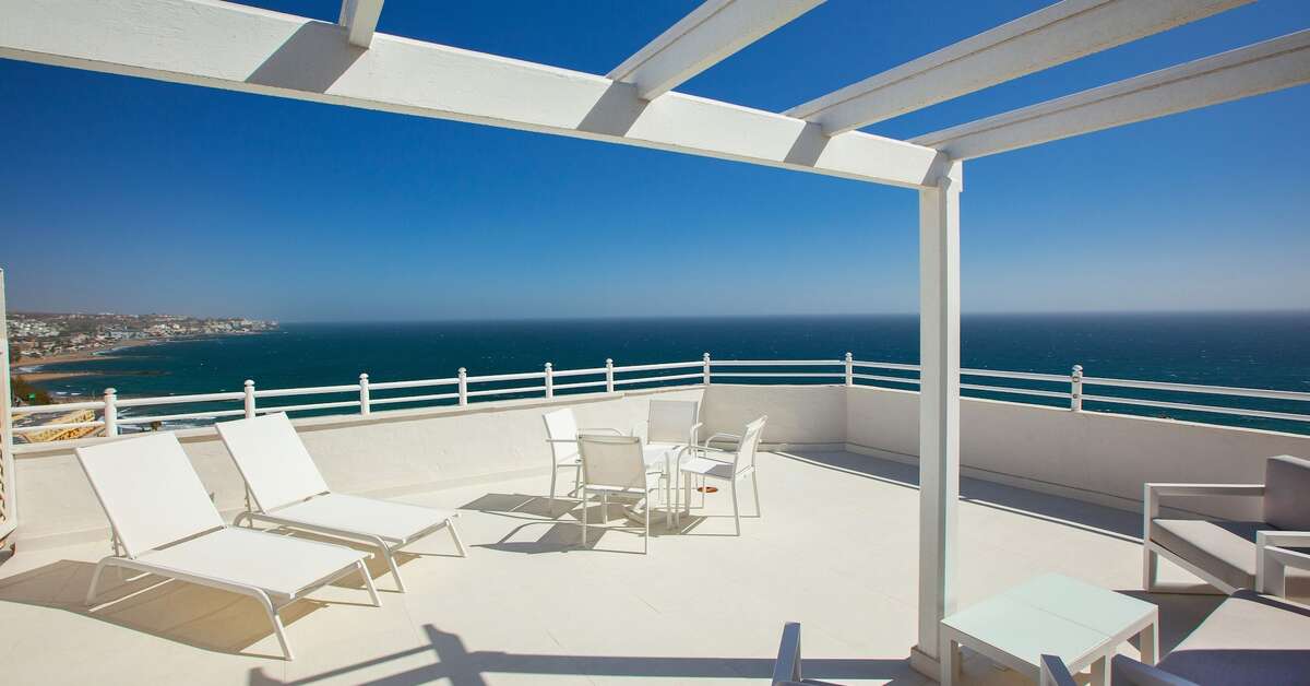 Een foto van het terras bij Corallium Dunamar by Lopesan Hotels