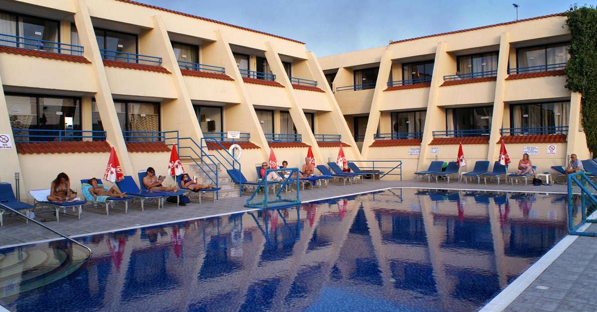 Een foto van het zwembad bij Napa Prince Hotel Appartementen