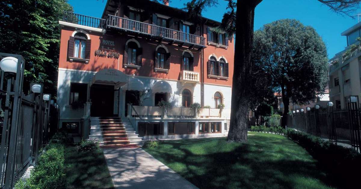 Een foto van de buitenkant van Hotel Villa Cipro