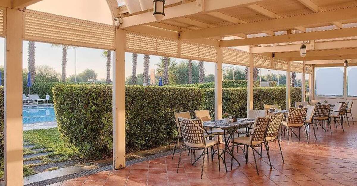 Een foto van het terras bij NH Catania Parco degli Aragonesi