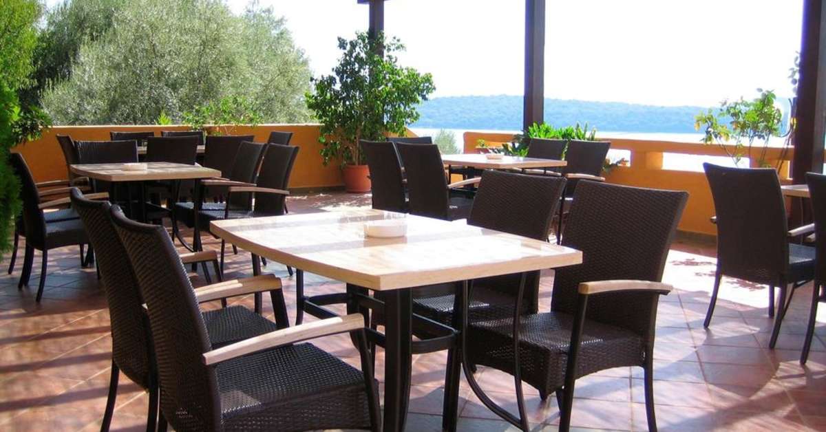 Een foto van het terras bij Scorpios Hotel