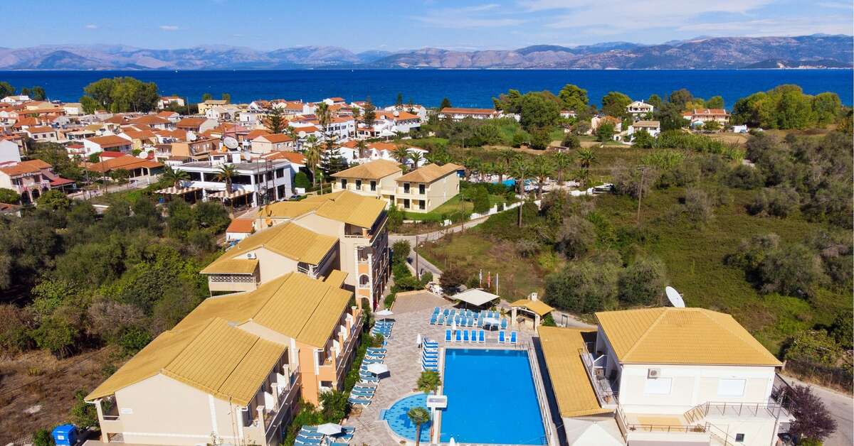 Ein Foto vom Pool im Kavos Plaza