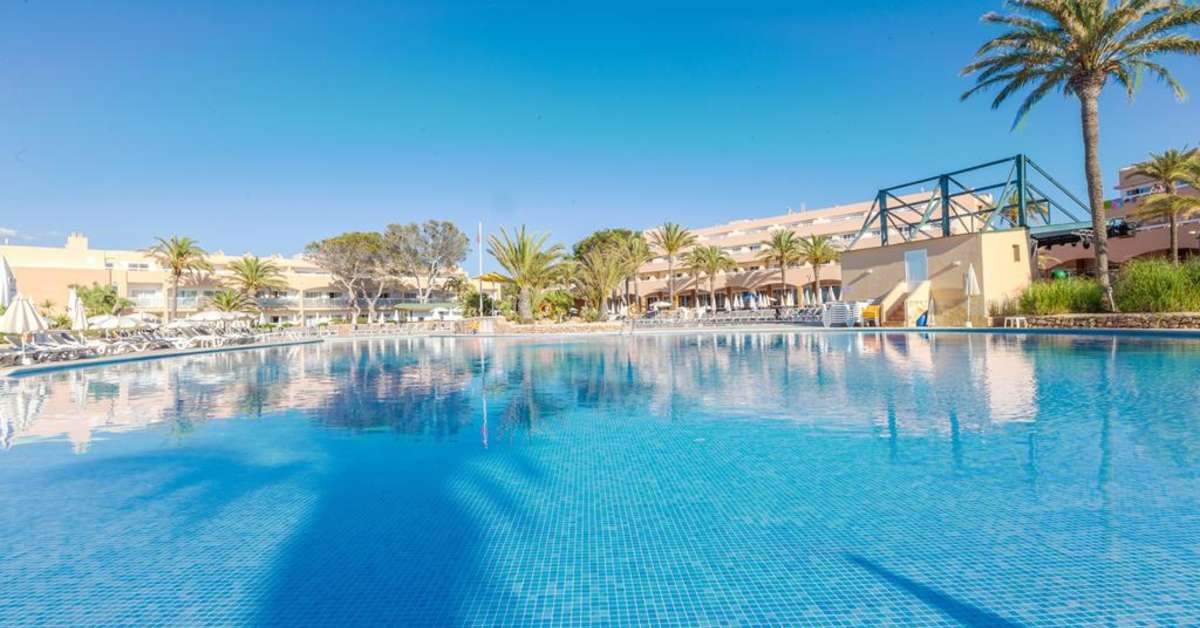 Een foto van het zwembad bij Sirenis Seaview Country Club
