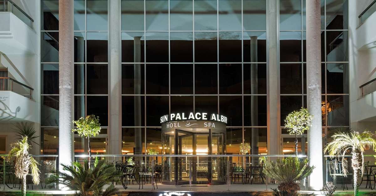 Een foto van de buitenkant van Sun Palace Albir