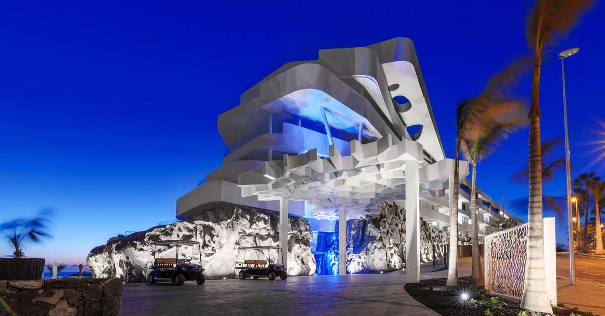 Een foto van de buitenkant van Hotel Royal Hideaway Corales Suites