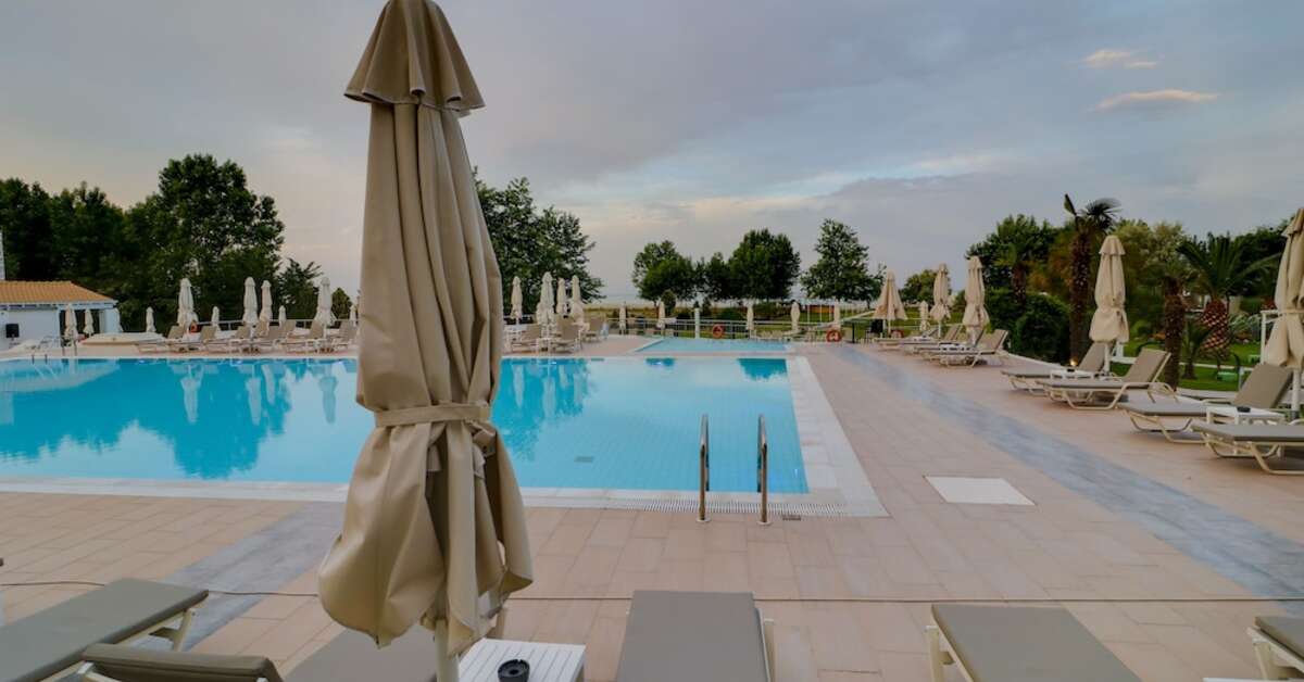 Een foto van het zwembad bij Olympian Bay Grand Resort
