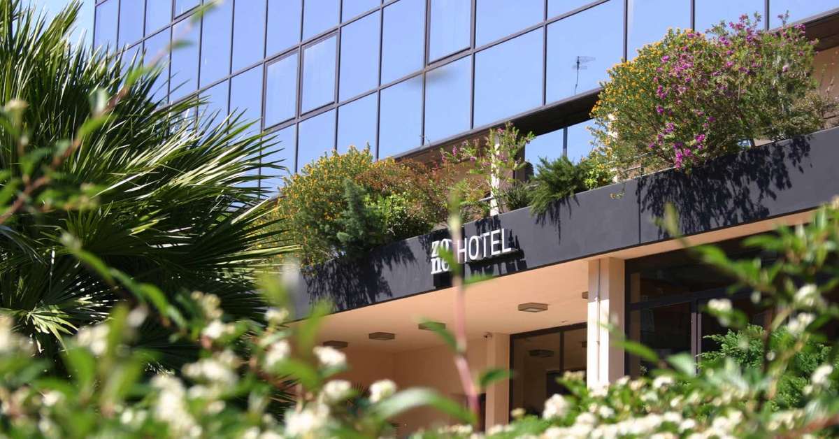 Een foto van de buitenkant van Hotel Zone