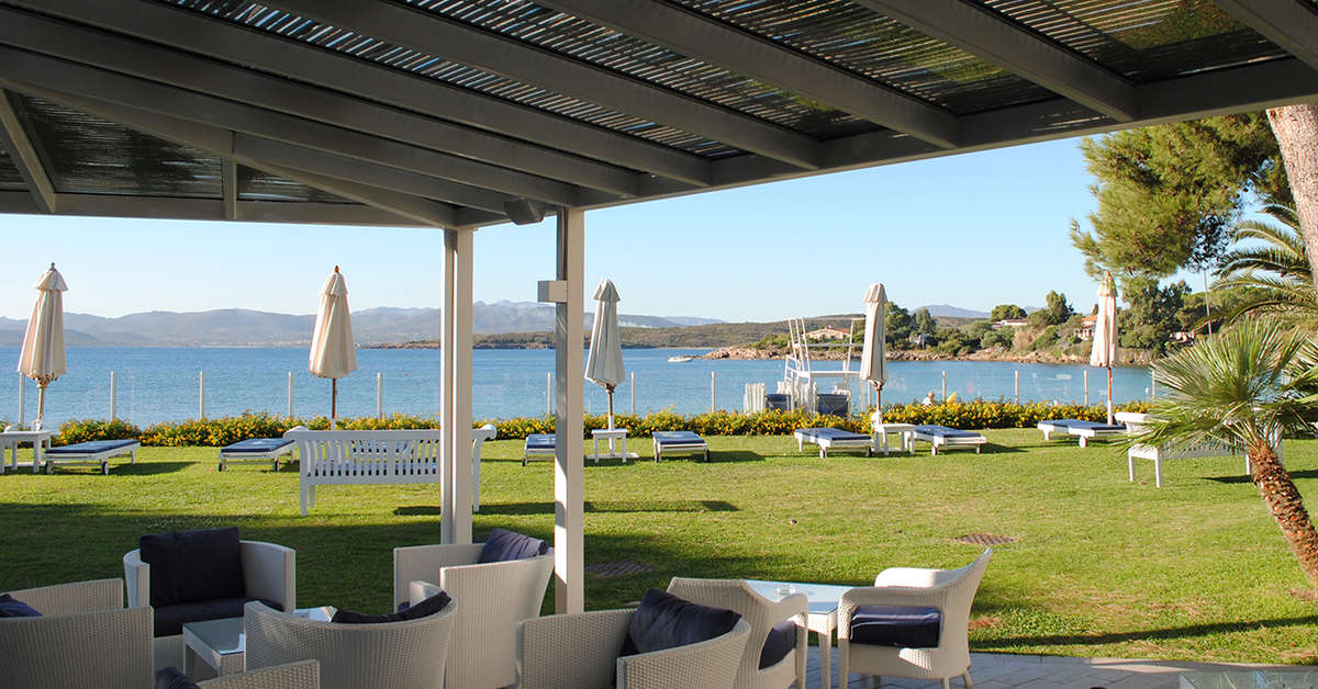 Een foto van het terras bij The Pelican Beach Resort & Spa