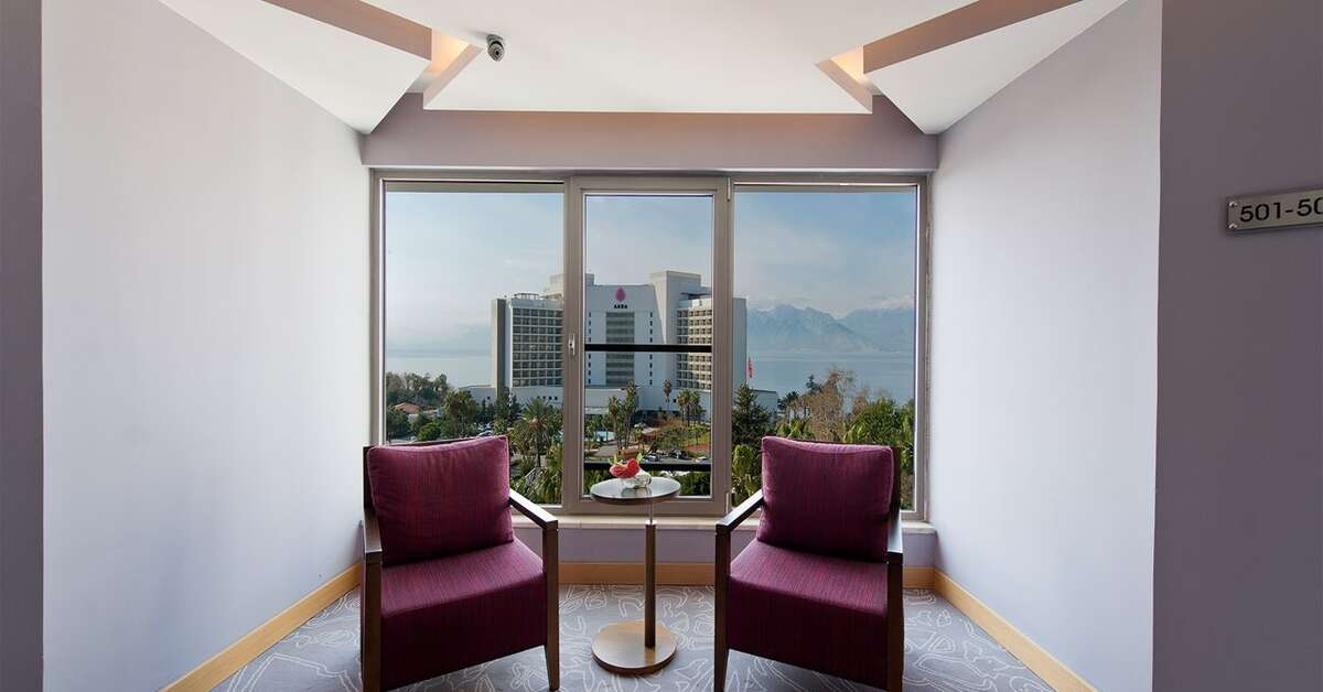 Een foto van het interieur van Akra V Hotel