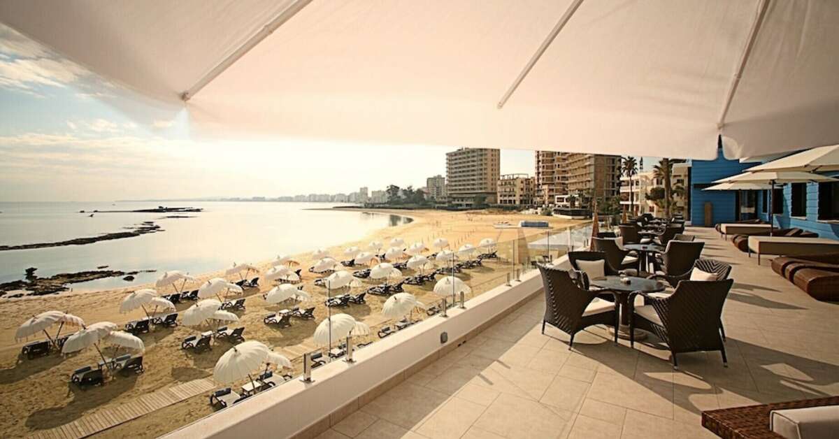 Een foto van het terras bij Arkin Palm Beach Hotel