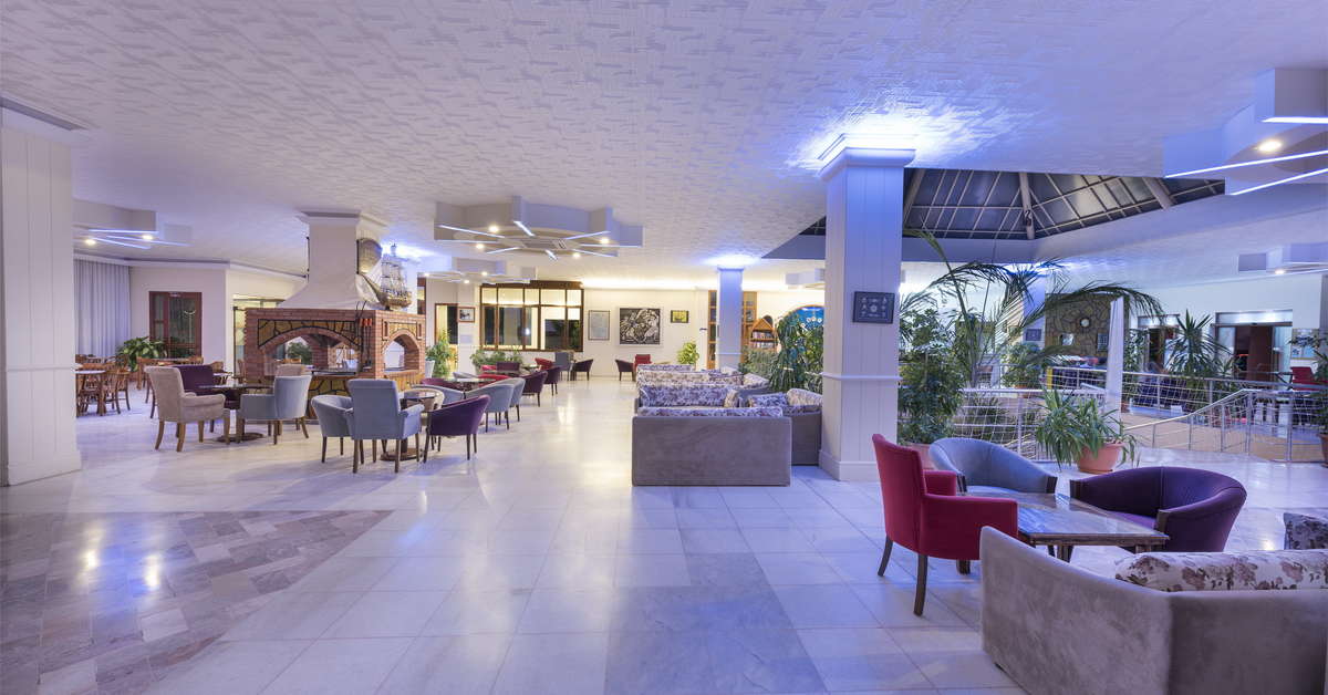 Een foto van het interieur van Sailor's Beach Club