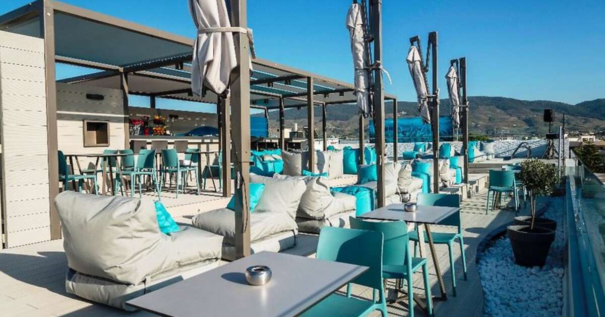 Een foto van het terras bij Maritina Hotel