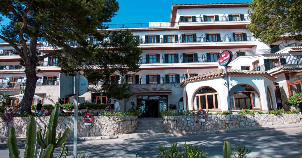 Een foto van de buitenkant van Cala Fornells Hotel