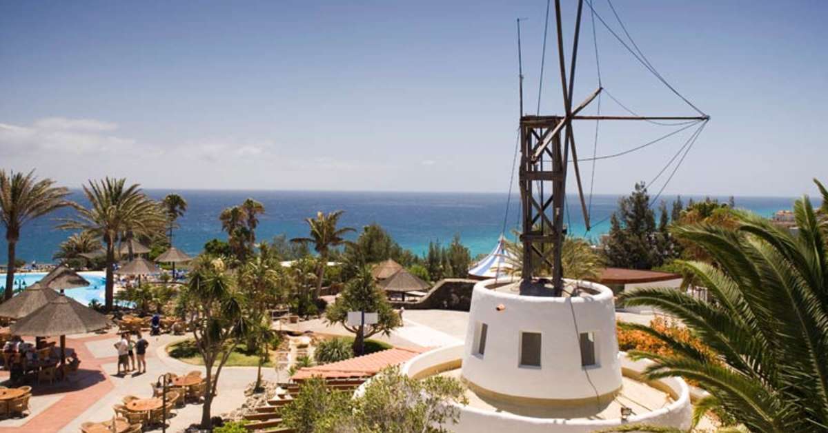 Een foto van het terras bij Robinson Club Esquinzo Playa