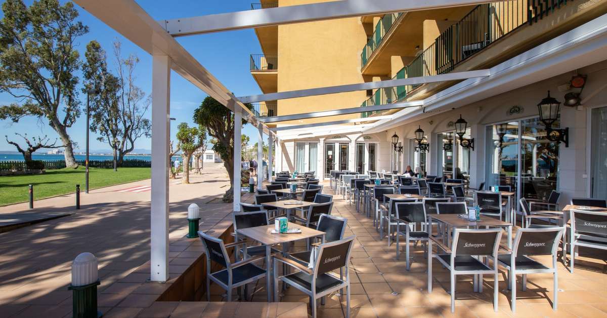 Een foto van het terras bij Hotel Roses Platja