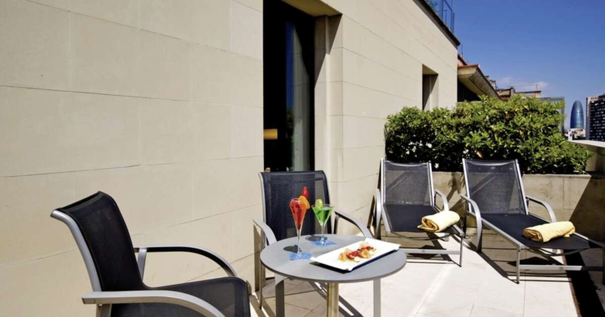 Een foto van het terras bij Silken Gran Havana Hotel