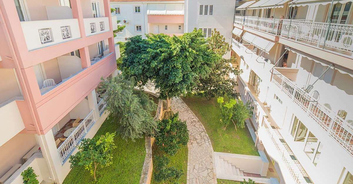 Een foto van de buitenkant van Xenos Kamara Beach Aparthotel
