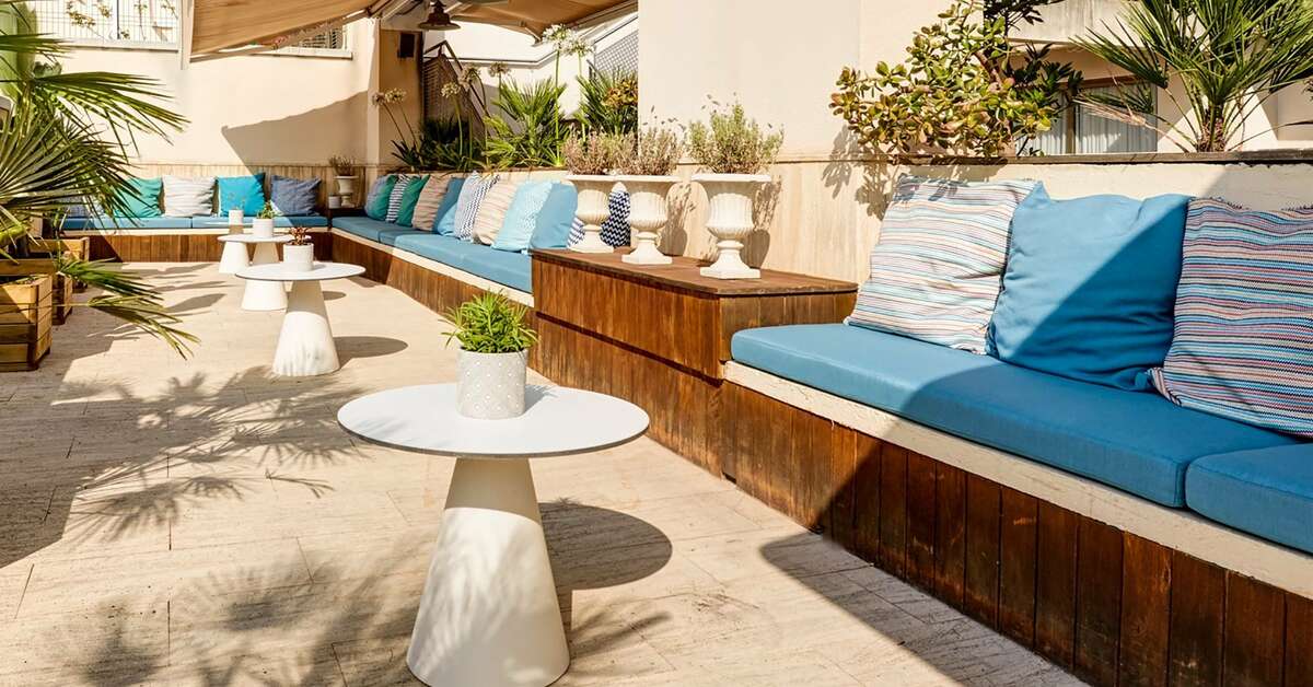 Een foto van het terras bij Sercotel Kalma Sitges