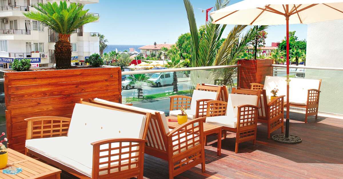 Ein Foto von der Terrasse im TAC Premier Hotel & Spa